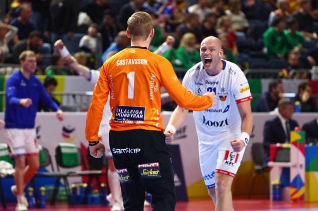 Sport Themen der Woche KW04 Sport Bilder des Tages Bjoergvin Pall Gustavsson (Island, links) und Arnar Freyr Arnarsson (Island) jubeln Kroatien vs Island, Handball, Maenner, EHF Euro 2024, Hauptrunde Gruppe 1, 3. Spieltag, 22.01.2024 Kroatien vs Island, Handball, Maenner, EHF Euro 2024, Hauptrunde Gruppe 1, 3. Spieltag, 22.01.2024 Koeln *** Bjoergvin Pall Gustavsson Iceland, left and Arnar Freyr Arnarsson Iceland cheer Croatia vs Iceland, Handball, Men, EHF Euro 2024, Main Round Group 1, Matchday 3, 22 01 2024 Croatia vs Iceland, Handball, Men, EHF Euro 2024, Main Round Group 1, Matchday 3, 22 01 2024 Cologne Copyright: xEibner-Pressefotox EP_RWS