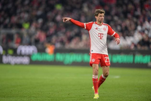 Soccer, 1 Bundesliga, 20240121, FC Bayern Munich SV Werder Bremen In the picture Thomas MÜLLER FC Bayern Munich, 25 points index finger instruction portrait full body whole full figure Munich Allianz Arena Bayern Germany Copyright: Passion2Press MarkusxFischerx