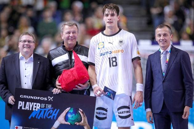 22 01 2024, EHF EURO 2024, European Mens Handball Championship, Lanxess Arena in Cologne, Germany Hungary Julian Köster Germany honored as Player of the Match North Rhine-Westphalia Germany