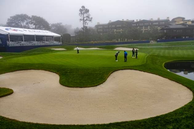LA JOLLA, CA - JANUARY 22: Tournament golfers take putts on the South Course 18th green on the first practice day before this week™s PGA, Golf Herren Tour Farmer™s Insurance Open, at Torrey Pines Golf Course, Monday, January 22, 2024, in La Jolla, California. (Photo by Tony Ding Icon Sportswire) GOLF: JAN 22 PGA Farmers Insurance Open EDITORIAL USE ONLY Icon46520240122009