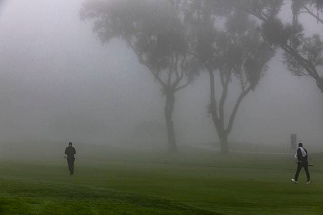 Sport Bilder des Tages LA JOLLA, CA - JANUARY 22: Tournament golfers walk the South Course and take putts on the greens on the first practice day before this week™s PGA, Golf Herren Tour Farmer™s Insurance Open, at Torrey Pines Golf Course, Monday, January 22, 2024, in La Jolla, California. (Photo by Tony Ding Icon Sportswire) GOLF: JAN 22 PGA Farmers Insurance Open EDITORIAL USE ONLY Icon46520240122023