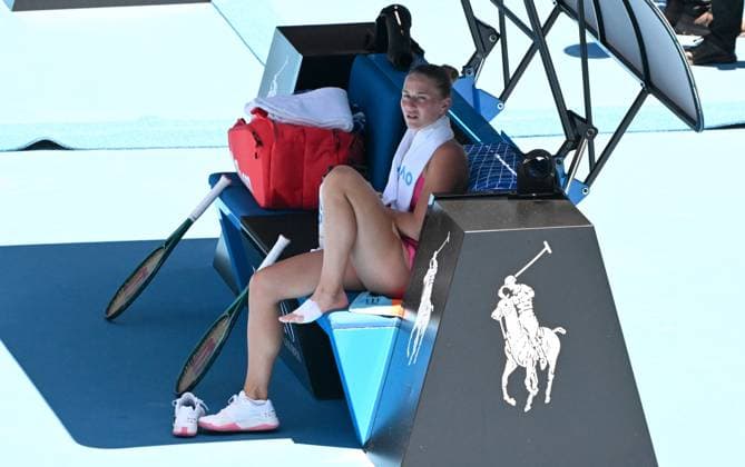 TENNIS AUSTRALIAN OPEN, Marta Kostyuk of Ukraine is seen during a medical time out during her quarter final match against Coco Gauff of USA on Day 10 of the 2024 Australian Open at Melbourne Park in Melbourne, Tuesday, January 23, 2024. ( NO ARCHIVING, EDITORIAL USE ONLY, NO USE IN BOOKS WITHOUT CONSENT MELBOURNE VICTORIA AUSTRALIA  Copyright: xJAMESxROSSx 20240123001892487815