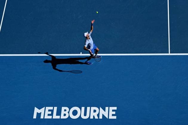 Sport Bilder des Tages TENNIS AUSTRALIAN OPEN, Novak Djokovic of Serbia serves during his quarter final match against Taylor Fritz of the USA on Day 10 of the 2024 Australian Open at Melbourne Park in Melbourne, Tuesday, January 23, 2024. ( NO ARCHIVING, EDITORIAL USE ONLY, NO USE IN BOOKS WITHOUT CONSENT MELBOURNE VICTORIA AUSTRALIA  Copyright: xJAMESxROSSx 20240123001892530309