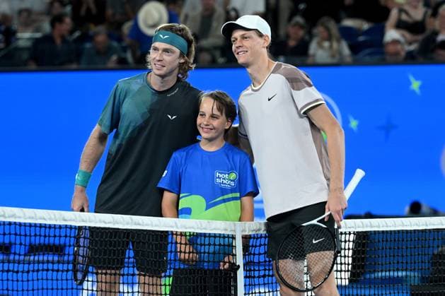 TENNIS AUSTRALIAN OPEN, Andrey Rublev of Russia (left) and Jannik Sinner of Italy pose for photographs ahead of their quarter final match on Day 10 of the 2024 Australian Open at Melbourne Park in Melbourne, Tuesday, January 23, 2024. ( NO ARCHIVING, EDITORIAL USE ONLY, NO USE IN BOOKS WITHOUT CONSENT MELBOURNE VICTORIA AUSTRALIA  Copyright: xLUKASxCOCHx 20240123001892592365