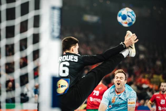 Handball Men EHF EURO 2024 European Championshop Men 2024 Final Tournament Netherlands vs Portugal 23 01 2024 Bobby Schagen 14, Netherlands, NED fails Diogo Rema Marques 16, Portugal, POR Hamburg Barclays Arena Hamburg Germany
