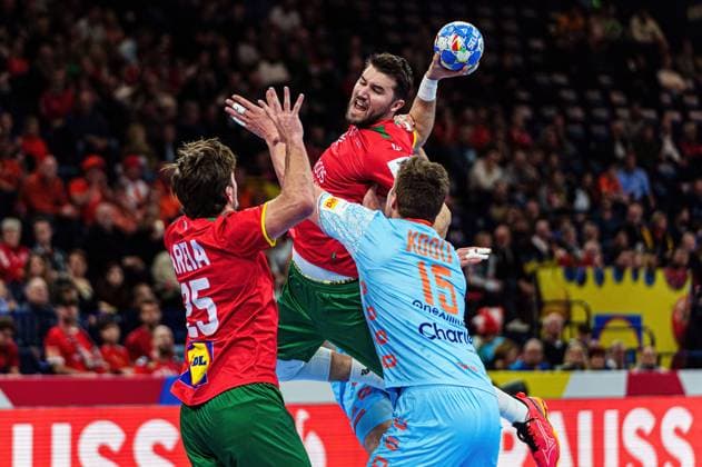 Throw Goal Miguel Martins Portugal, 10 GER, Netherlands vs Portugal, Handball, Men, EHF Euro 2024, Main Round 2, Matchday 4, 23 01 2024 GER, Netherlands vs Portugal, Handball, Men, EHF Euro 2024, Main Round 2, Matchday 4, 23 01 2024 Hamburg Copyright: xEibner-Pressefoto MarcelxvonxFehrnx EP_MFN