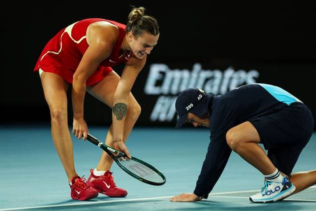 Aryna Sabalenka (BLR) catches a bug with the help of a ball kid during her quarter-final match Australian Open, Day Ten, Tennis, Melbourne Park, Melbourne, Australia - 23 Jan 2024  Copyright: xEllaxLing Shutterstockx 14312081bw