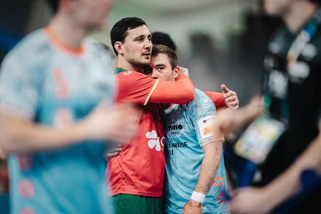 Sport Themen der Woche KW04 Sport Bilder des Tages Handball, EM, Niederlande - Portugal Handball Herren EHF EURO 2024 European Championshop Men 2024 Final Tournament Niederlande vs. Portugal 23.01.2024 v.l. Pedro Portela ( 4, Portugal, POR) und Luc Steins ( 22, Holland, NED) nach dem Spiel Hamburg Barclays Arena Hamburg Deutschland *** Handball Men EHF EURO 2024 European Championshop Men 2024 Final Tournament Netherlands vs Portugal 23 01 2024 v l Pedro Portela 4, Portugal, POR and Luc Steins 22, Netherlands, NED after the match Hamburg Barclays Arena Hamburg Germany