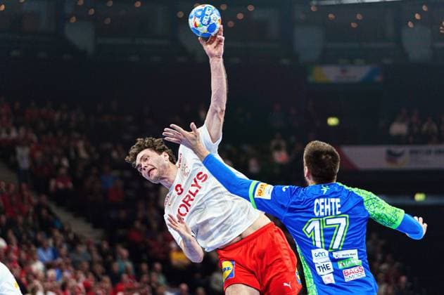 Throw Goal Niclas Kirkeloekke Denmark, 03 GER, Slovenia vs Denmark, Handball, Men, EHF Euro 2024, Main Round 2, Matchday 4, 23 01 2024 GER, Slovenia vs Denmark, Handball, Men, EHF Euro 2024, Main Round 2, Matchday 4, 23 01 2024 Hamburg Copyright: xEibner-Pressefoto MarcelxvonxFehrnx EP_MFN