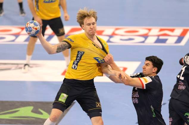 Photo Goal throw by Eric Johansson SWE against Simen Ulstad LYSE Norway , right European Handball Championship, main round in Hamburg , on Tue 23 01 2024 Norway Sweden Claus Bergmann