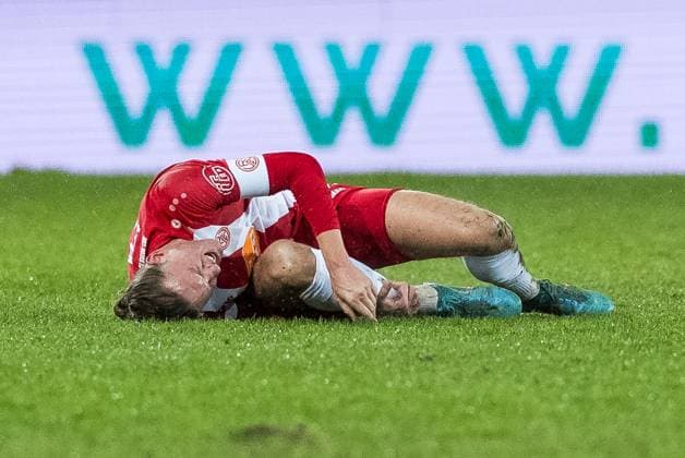 Bilder des Jahres 2024, Sport 01 Januar Sport Themen der Woche KW04 Sport Bilder des Tages 3. Liga: Rot-Weiss Essen - Viktoria Köln; 23.01.2024 Vinko Sapina (Rot-Weiss Essen, 27) nach Zweikampf auf dem Boden 3. Liga: Rot-Weiss Essen - Viktoria Köln, Essen, Stadion an der Hafenstrasse, 23.01.2024 DFB REGULATIONS PROHIBIT ANY USE OF PHOTOGRAPHS AS IMAGE SEQUENCES AND OR QUASI-VIDEO. *** 3 Liga Rot Weiss Essen Viktoria Köln 23 01 2024 Vinko Sapina Rot Weiss Essen, 27 after duel on the ground 3 Liga Rot Weiss Essen Viktoria Köln, Essen, Stadion an der Hafenstrasse, 23 01 2024 DFB REGULATIONS PROHIBIT ANY USE OF PHOTOGRAPHS AS IMAGE SEQUENCES AND OR QUASI VIDEO Copyright: xBEAUTIFULxSPORTS Wunderlx