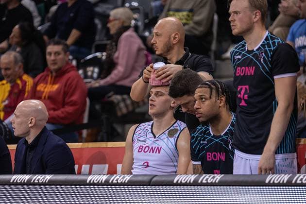 Sport Themen der Woche KW04 Sport Bilder des Tages Basketball Champions League, Telekom Baskets Bonn vs. Galatasaray EKMA Istanbul, 23.01.2024 Sam Griesel (Telekom Baskets Bonn 2) muss gekühlt werden - Basketball Champions League, Telekom Baskets Bonn vs. Galatasaray EKMA Istanbul, 23.01.2024, Telekom Dome, Bonn *** Basketball Champions League, Telekom Baskets Bonn vs Galatasaray EKMA Istanbul, 23 01 2024 Sam Griesel Telekom Baskets Bonn 2 must be cooled Basketball Champions League, Telekom Baskets Bonn vs Galatasaray EKMA Istanbul, 23 01 2024, Telekom Dome, Bonn Copyright: xBEAUTIFULxSPORTS Derixx