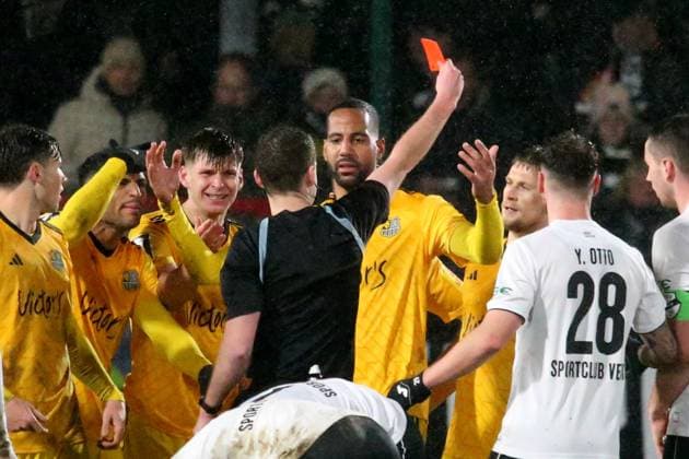 Sport Themen der Woche KW04 Sport Bilder des Tages 23.01.2024, xmohx, Fussball 3.Liga, SC Verl - 1.FC Saarbrücken emspor, v.l. Schiedsrichter Mario Hildebrand zeigt Julius Biada (1.FC Saarbruecken) die rote Karte (DFL DFB REGULATIONS PROHIBIT ANY USE OF PHOTOGRAPHS as IMAGE SEQUENCES and or QUASI-VIDEO) Verl *** 23 01 2024, xmohx, Fußball 3 Liga, SC Verl 1 FC Saarbrücken emspor, v l Referee Mario Hildebrand shows Julius Biada 1 FC Saarbruecken the red card DFL DFB REGULATIONS PROHIBIT ANY USE OF PHOTOGRAPHS as IMAGE SEQUENCES and or QUASI VIDEO Verl