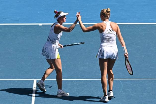 TENNIS AUSTRALIAN OPEN, Storm Hunter of Australia (wearing sun visor) in action with partner Katerina Siniakova of Czech Republic during their Women?s Doubles Quaterfinal match against Barbora Krejcikova of Czech Republic and Laura Siegemund of Germany on Day 11 of the 2024 Australian Open at Melbourne Park in Melbourne, Wednesday, January 24, 2024. ( NO ARCHIVING, EDITORIAL USE ONLY, NO USE IN BOOKS WITHOUT CONSENT MELBOURNE VICTORIA AUSTRALIA  Copyright: xJOELxCARRETTx 20240124001892892087