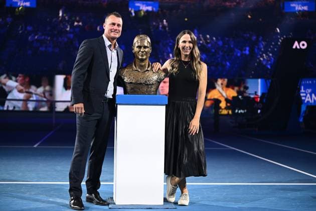 TENNIS AUSTRALIAN OPEN, Former Australian tennis player Lleyton Hewitt with his wife Bec is inducted into the Australian Tennis Hall of Fame during a ceremony on Rod Laver Arena on Day 11 of the 2024 Australian Open at Melbourne Park in Melbourne, Wednesday, January 24, 2024. ( NO ARCHIVING, EDITORIAL USE ONLY, NO USE IN BOOKS WITHOUT CONSENT MELBOURNE VICTORIA AUSTRALIA  Copyright: xJOELxCARRETTx 20240124001892934441