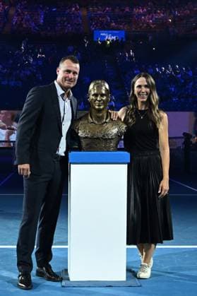 TENNIS AUSTRALIAN OPEN, Former Australian tennis player Lleyton Hewitt with his wife Bec is inducted into the Australian Tennis Hall of Fame during a ceremony on Rod Laver Arena on Day 11 of the 2024 Australian Open at Melbourne Park in Melbourne, Wednesday, January 24, 2024. ( NO ARCHIVING, EDITORIAL USE ONLY, NO USE IN BOOKS WITHOUT CONSENT MELBOURNE VICTORIA AUSTRALIA  Copyright: xJOELxCARRETTx 20240124001892934876