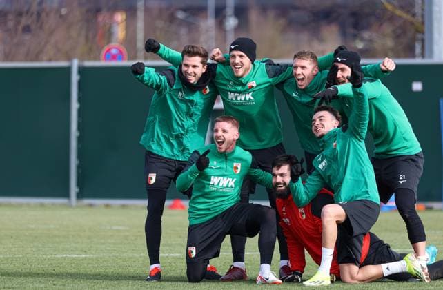 Sport Themen der Woche KW04 Sport Bilder des Tages Trainingsspiel-Siegerfoto: (v.li.) Elvis Rexhbecaj (FC Augsburg 8), Jeffrey Gouweleeuw (FC Augsburg 6), Neuzugang Kristijan JakiÄ‡ (FC Augsburg 17), Phillip Tietz (FC Augsburg 21), vorne Mads Pedersen (FC Augsburg 3), Tomas Koubek (Torwart FC Augsburg 40) und Ruben Vargas (FC Augsburg 16); FC Augsburg, Training, FC Augsburg, Training, *** Training match winner photo from left Elvis Rexhbecaj FC Augsburg 8 , Jeffrey Gouweleeuw FC Augsburg 6 , new signing Kristijan JakiÄ‡ FC Augsburg 17 , Phillip Tietz FC Augsburg 21 , front Mads Pedersen FC Augsburg 3 , Tomas Koubek goalkeeper FC Augsburg 40 and Ruben Vargas FC Augsburg 16 FC Augsburg, training, FC Augsburg, training, B-HAUPT