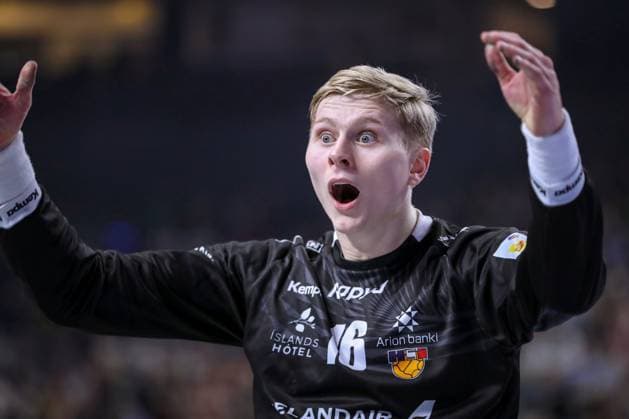 24 01 2024, EHF EURO 2024, European Mens Handball Championship, Lanxess Arena in Cologne, Austria Iceland Goalkeeper Viktor Gisli Hallgrimsson Iceland gesticulating wildly in goal North Rhine-Westphalia Germany
