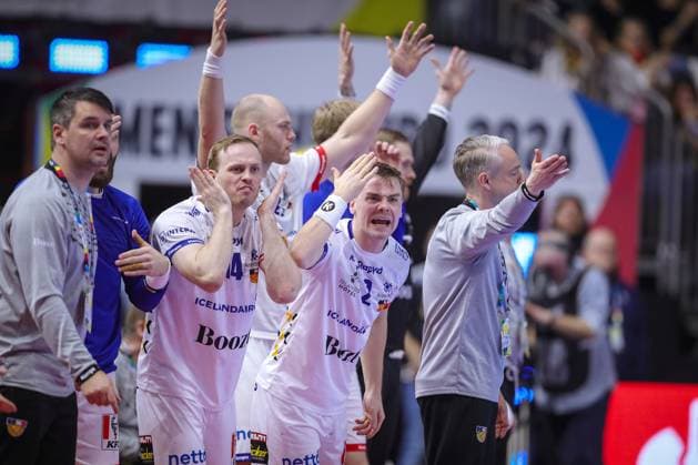 24 01 2024, EHF EURO 2024, European Mens Handball Championship, Lanxess Arena in Cologne, Austria Iceland Icelands bench gesticulating wildly on the sidelines North Rhine-Westphalia Germany