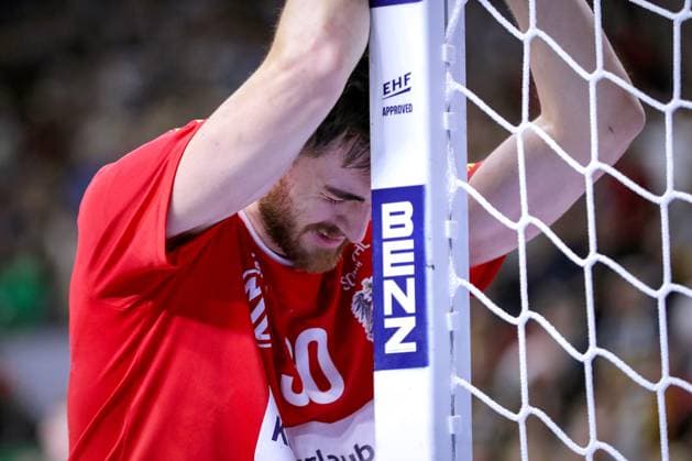 24 01 2024, EHF EURO 2024, European Mens Handball Championship, Lanxess Arena in Cologne, Austria Iceland Disappointment after both teams are eliminated from the main round Iceland narrowly beats Austria Boris Zivkovic Austria stands disappointed at the goalpost North Rhine-Westphalia Germany