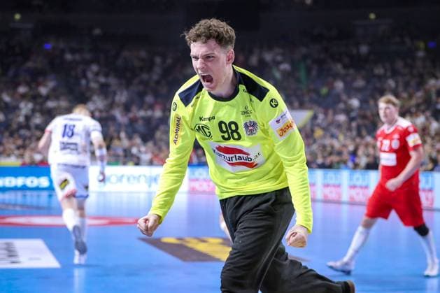 24 01 2024, EHF EURO 2024, European Mens Handball Championship, Lanxess Arena in Cologne, Austria Iceland Goalkeeper Constantin Möstl Austria cheering North Rhine-Westphalia Germany