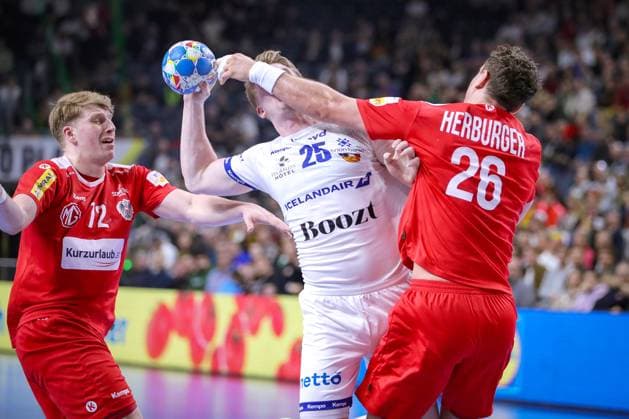 24 01 2024, EHF EURO 2024, European Mens Handball Championship, Lanxess Arena in Cologne, Austria Iceland Haukar Thrastarsson Iceland is moored by Lukas Herburger Austria North Rhine-Westphalia Germany