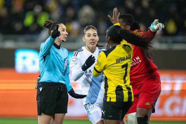 240124 Referee Iuliana Demetrescu during the UEFA Women s Champions League football match between Häcken and Paris FC on January 24, 2024 in Gothenburg Photo Mathias Bergeld BILDBYRAN kod MB MB0841 fotboll football soccer fotball champions league häcken paris fc dam bbeng women kvinner women s champions league  Copyright: MATHIASxBERGELD BB240124MB053
