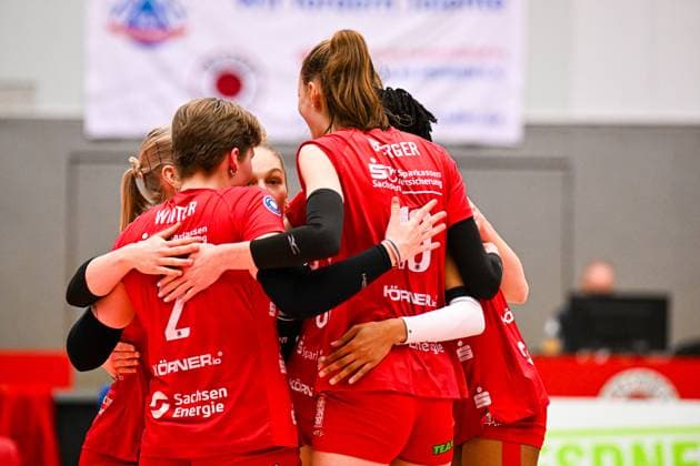 1 Volleyball Bundesliga Women, Dresdner SC vs VC Neuwied, Dresden, 24 01 2024 The Dresdner SC team cheers together 1 Volleyball Bundesliga Women, Dresdner SC vs VC Neuwied on 24 01 2024 at the Margon Arena Dresden Copyright: xBEAUTIFULxSPORTS Hoepnerx