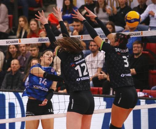 BAU 24 01 2024 Stuttgart Volleyball Allianz MTV Stuttgart vs Ladies in Black Aachen, f l Jovana Mirosavljevic Stuttgart , Wiebke Silge, Lara Davidovic Aachen
