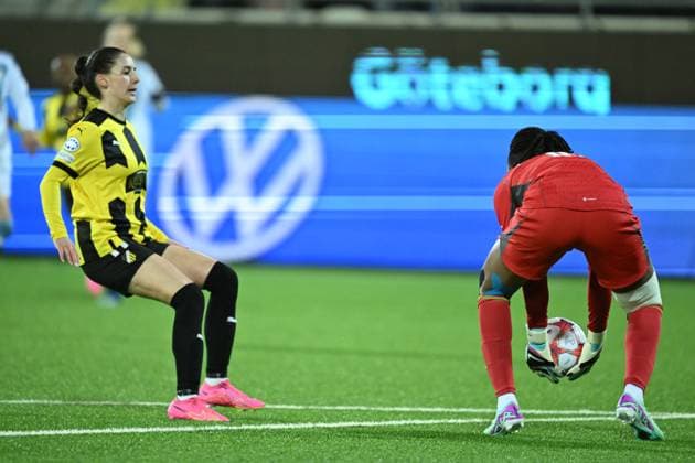 GÖTEBORG, SWEDEN 20240124 Häckens Clarissa Larisey and Paris goalkeeper Chiamaka Nnadozie during Wednesdays Champions League group D soccer match between BK Häcken and Paris FC at Hisingen arena GÖTEBORG SVERIGE x9200x  Copyright: xBjörnxLarssonxRosvall TTx CHAMPIONS LEAGUE HÄCKEN-PARIS