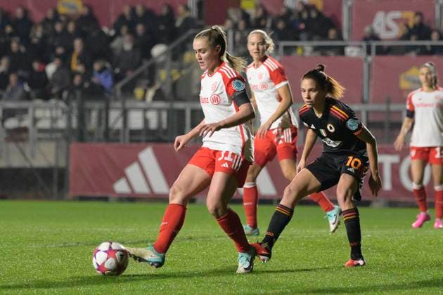 Foto Fabrizio Corradetti LaPresse 24 Gennaio 2024 - Roma, Italia - calcio - Roma vs Bayern Monaco - Uefa Women Champions League 2023-2024 - Stadio Tre Fontane. Nella foto: Georgia Stanway (FC Bayern Munchen); Manuela Giugliano (AS Roma Women); January 24, Rome, Italy - sport, soccer - Roma vs Bayern Monaco - Uefa Women™s Champions League League 2023-2024 - Tre Fontane Stadium. In the pic: Georgia Stanway (FC Bayern Munchen); Manuela Giugliano (AS Roma Women);  Copyright: xFabrizioxCorradetti LaPressex