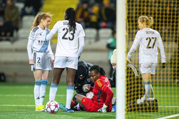 240124 Goalkeeper Chiamaka Nnadozie of Paris FC in pain during the UEFA Women s Champions League football match between Häcken and Paris FC on January 24, 2024 in Gothenburg Photo Mathias Bergeld BILDBYRAN kod MB MB0841 fotboll football soccer fotball champions league häcken paris fc dam bbeng women kvinner womens champions league bbauto  Copyright: MATHIASxBERGELD BB240124MB088
