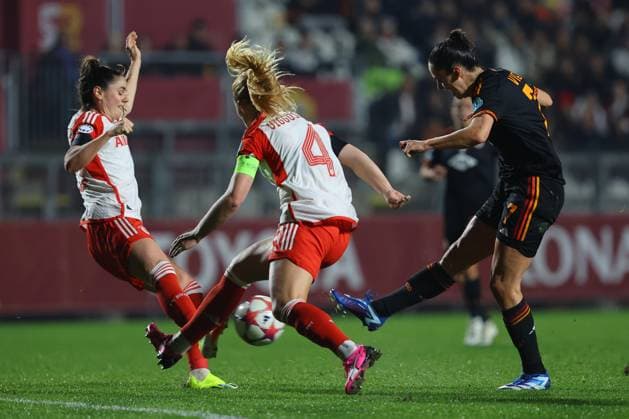 UEFA WOMEN™S CHAMPIONS LEAGUE 2023-2024 - GROUP C - AS ROMA vs FC BAYERN MUNCHEN Rome, Italy 24.01.2024: Sarah Zadrazil of Bayern, Viggosdottir of Bayern, Evelyne Viens (Roma) in action during the UEFA Women s Champions League 2023-2024 football match, group stage C, between AS Roma vs FC Bayern Munchen at Tre fontane stadium in Rome. Rome tre fontane italy Copyright: xmarcoxiacobucci
