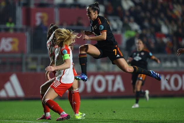 UEFA WOMEN™S CHAMPIONS LEAGUE 2023-2024 - GROUP C - AS ROMA vs FC BAYERN MUNCHEN Rome, Italy 24.01.2024: Sarah Zadrazil of Bayern, Viggosdottir of Bayern, Evelyne Viens (Roma) in action during the UEFA Women s Champions League 2023-2024 football match, group stage C, between AS Roma vs FC Bayern Munchen at Tre fontane stadium in Rome. Rome tre fontane italy Copyright: xmarcoxiacobucci