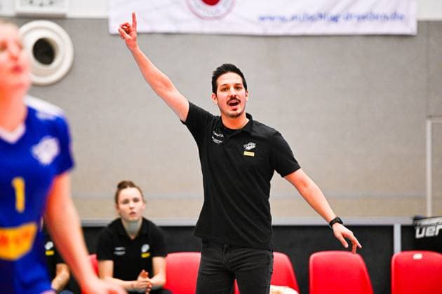 1 Volleyball Bundesliga Women, Dresdner SC vs VC Neuwied, Dresden, 24 01 2024 Tigin Yaglioglu Head Coach VC Neuwied 1 Volleyball Bundesliga Women, Dresdner SC vs VC Neuwied on 24 01 2024 in the Margon Arena Dresden Copyright: xBEAUTIFULxSPORTS Hoepnerx