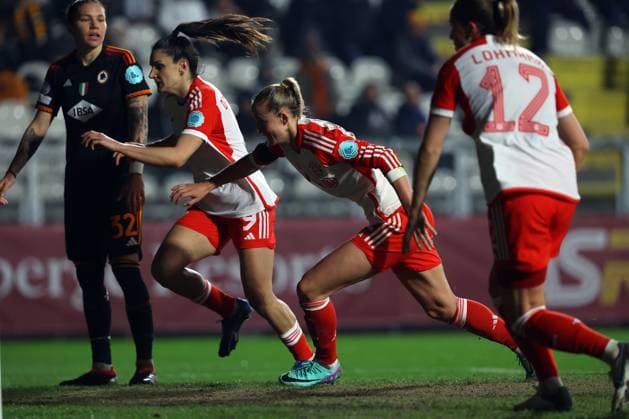 UEFA WOMEN™S CHAMPIONS LEAGUE 2023-2024 - GROUP C - AS ROMA vs FC BAYERN MUNCHEN Rome, Italy 24.01.2024: Lea Schuller of Bayern score the goal 1-1 and celebrate with the team in the UEFA Women s Champions League 2023-2024 football match, group stage C, between AS Roma vs FC Bayern Munchen at Tre fontane stadium in Rome. Rome tre fontane italy Copyright: xmarcoxiacobucci
