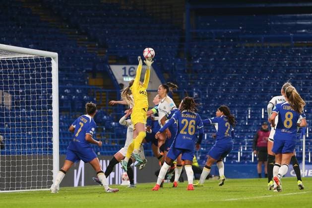24th January 2024; Stamford Bridge, Chelsea, London, England: UEFA Womens Champions League Football, Chelsea versus Real Madrid Femenino; goalkeeper Hannah Hampton of Chelsea attempts to catch a high ball but can only put it out for a corner.  ActionPlus12601475 KatiexChan