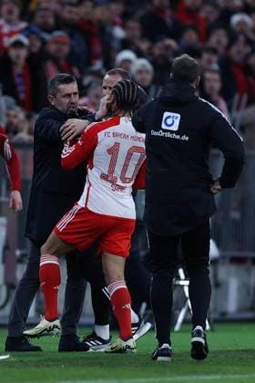 Sport Themen der Woche KW04 Sport Bilder des Tages Fußball 1. Bundesliga 13. Spieltag FC Bayern München - 1. FC Union Berlin am 24.01.2023 in der Allianz Arena in München Nenad Bjelica ( Trainer Cheftrainer Berlin ), links - Leroy Sane ( München ), rechts DFL regulations prohibit any use of photographs as image sequences and or quasi-video. *** Soccer 1 Bundesliga 13 Matchday FC Bayern Munich 1 FC Union Berlin on 24 01 2023 at the Allianz Arena in Munich Nenad Bjelica Coach Head Coach Berlin , left Leroy Sane Munich , right DFL regulations prohibit any use of photographs as image sequences and or quasi video xMSx