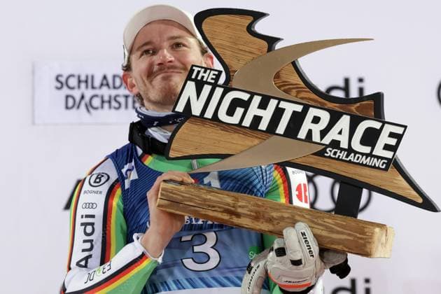 Bilder des Jahres 2024, Sport 01 Januar Sport Themen der Woche KW04 Sport Bilder des Tages ALPINE SKIING - FIS WC Schladming SCHLADMING,AUSTRIA,24.JAN.24 - ALPINE SKIING - FIS World Cup, night slalom, men. Image shows the rejoicing of Linus Strasser (GER). keywords: trophy.  GEPAxpictures xGintarexKarpavici