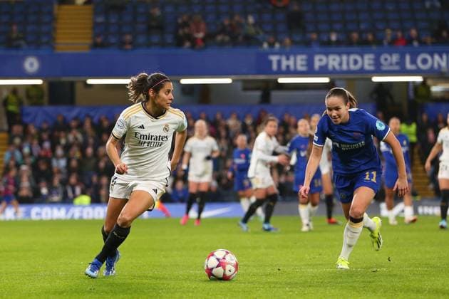 24th January 2024; Stamford Bridge, Chelsea, London, England: UEFA Womens Champions League Football, Chelsea versus Real Madrid Femenino; Kenti Robles of Real Madrid readies to play a pass upfield as Guro Reiten of Chelsea chases.  ActionPlus12601513 KatiexChan