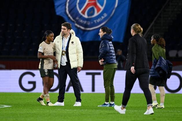 Joselyn Precheur ( coach PSG ) - Grace Geyoro ( 8 - PSG ) and PSG players celebrate their side s victory after the WCL match between PSG and Ajax at Parc des Princes on January 24, 2024 in Paris, France. ( Photo by federico pestellini panoramic ) - FOOTBALL : PSG vs Ajax - Ligue des Champions Feminine - 24 01 2024 FedericoPestellini Panoramic 