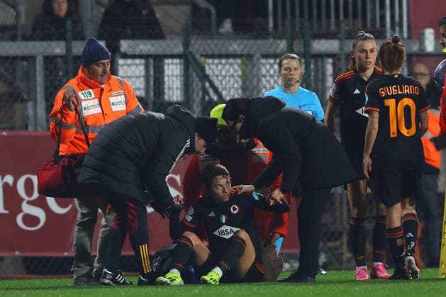 Rome, Italy 24.01.2024: Valentina Giacinti (Roma) injured during the UEFA Women s Champions League 2023-2024 football match, group stage C, between AS Roma vs FC Bayern Munchen at Tre fontane stadium in Rome.  Copyright: xMarcoxIacobucci IPAxSportx xipa-x xx IPA_42933915 IPA_Agency_IPA42933915