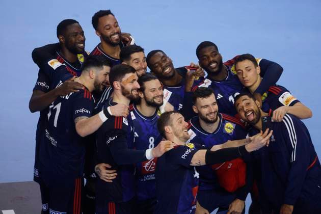 Handball, EHF European Mens Championship Main Round France FRA vs Hungary HUN 35 32 on 24 01 2024 at the Lanxess Arena in Cologne Kentin MAHE FRA 3 from right bottom row takes a selfie photo with his French teammates with his cell phone after the end of the match