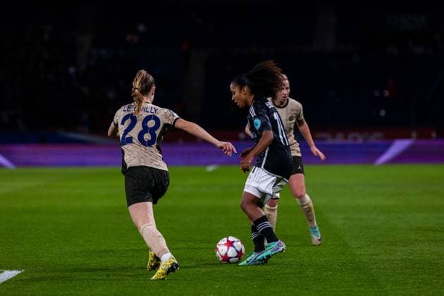 Ashleigh Weerden (11 Ajax) and Jade Le Guilly (28 PSG) in action during the UEFA Women?s Champions League game between Paris Saint Germain and Ajax Amsterdam at Parc des Princes in Paris, France. (Pauline FIGUET SPP) Copyright: xPaulinexFIGUETx xSPPx spp-en-PaFiSp-PF_PSGvAJAX079