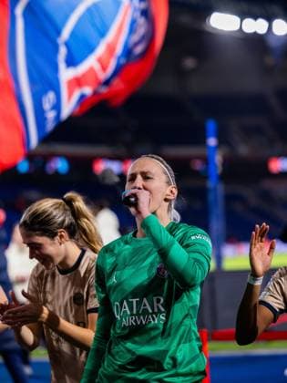 Goalkeeper Katarzyna Kiedrzynek (1 PSG) celebrating with the fans during the UEFA Women?s Champions League game between Paris Saint Germain and Ajax Amsterdam at Parc des Princes in Paris, France. (Pauline FIGUET SPP) Copyright: xPaulinexFIGUETx xSPPx spp-en-PaFiSp-PF_PSGvAJAX089