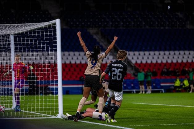 Marie-Antoinette Katoto (9 PSG) celebrating after Grace Geyoro (8 PSG) scoring during the UEFA Women?s Champions League game between Paris Saint Germain and Ajax Amsterdam at Parc des Princes in Paris, France. (Pauline FIGUET SPP) Copyright: xPaulinexFIGUETx xSPPx spp-en-PaFiSp-PF_PSGvAJAX099