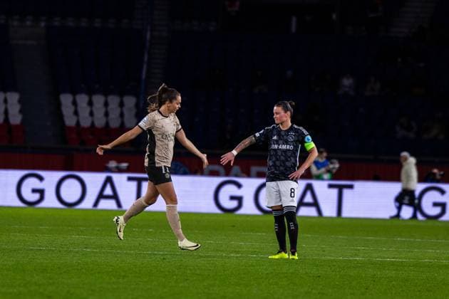 Sherida Spitse (8 Ajax) and Lieke Martens (11 PSG) in action during the UEFA Women?s Champions League game between Paris Saint Germain and Ajax Amsterdam at Parc des Princes in Paris, France. (Pauline FIGUET SPP) Copyright: xPaulinexFIGUETx xSPPx spp-en-PaFiSp-PF_PSGvAJAX084