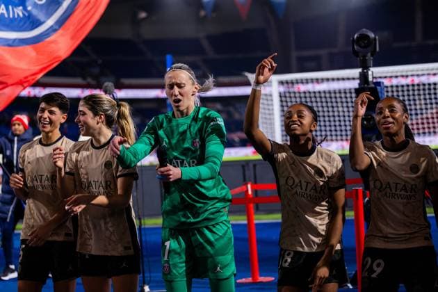 Goalkeeper Katarzyna Kiedrzynek (1 PSG) celebrating with the fans during the UEFA Women?s Champions League game between Paris Saint Germain and Ajax Amsterdam at Parc des Princes in Paris, France. (Pauline FIGUET SPP) Copyright: xPaulinexFIGUETx xSPPx spp-en-PaFiSp-PF_PSGvAJAX091