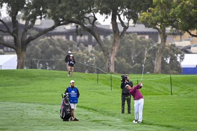LA JOLLA, CA - JANUARY 24: Hideki Matsuyama (JPN) hits his approach shot tight on 10 during Rd1 of the Farmers Insurance Open at Torrey Pines Golf Course in La Jolla, California. (Photo by Ken Murray Icon Sportswire) GOLF: JAN 24 PGA, Golf Herren Farmers Insurance Open EDITORIAL USE ONLY Icon2401240101