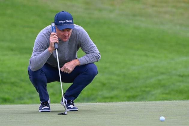 LA JOLLA, CA - JANUARY 24: Justin Rose (GBR) lines up his birdie putt on 14 during Rd1 of the Farmers Insurance Open at Torrey Pines Golf Course in La Jolla, California. (Photo by Ken Murray Icon Sportswire) GOLF: JAN 24 PGA, Golf Herren Farmers Insurance Open EDITORIAL USE ONLY Icon2401240231